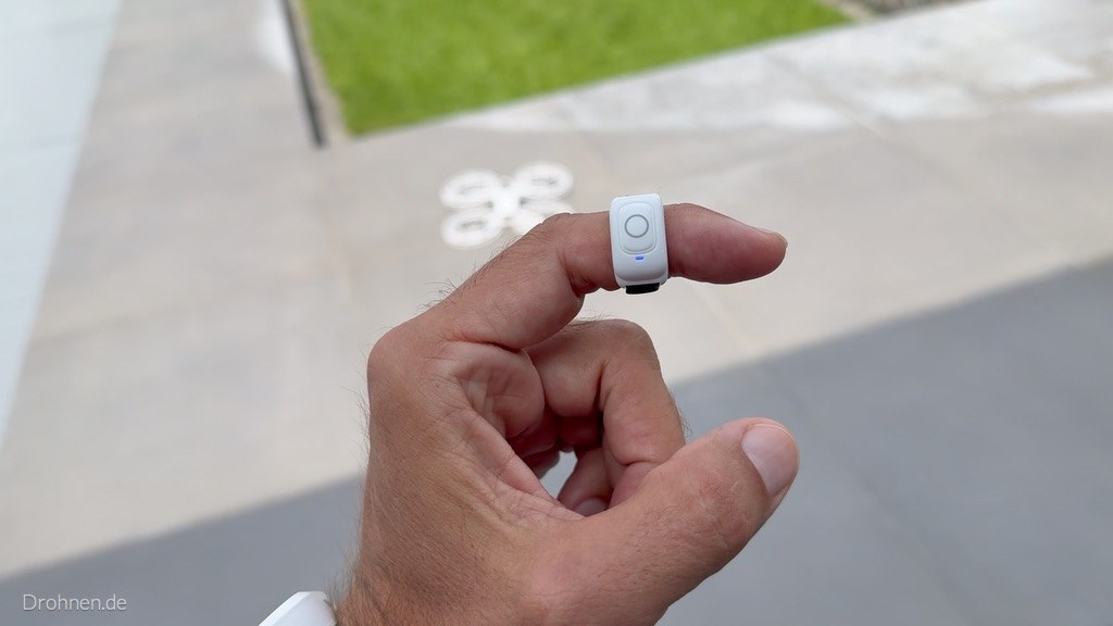 Antigravity Ring Remote am Finger getragen