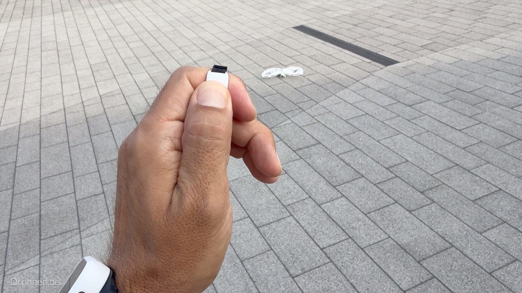 Hand mit Ring Remote, Antigravity A1 steht startbereit am Boden