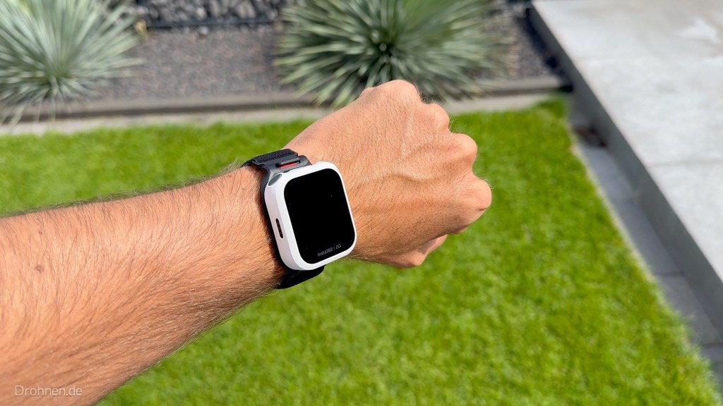 Antigravity Watch Remote am Handgelenk mit Verbindungssymbol