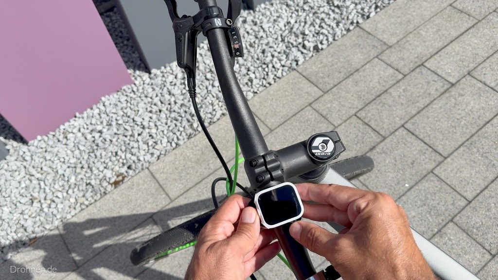 Antigravity Watch Remote wird in die Lenkerhalterung geklickt
