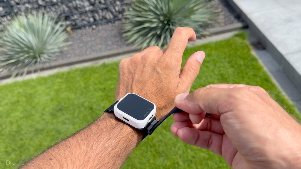 Antigravity Watch Remote wird am Handgelenk angelegt