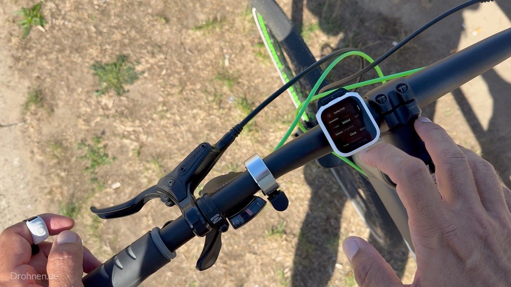 Antigravity Watch Remote mit Halterung am Mountainbike-Lenker montiert