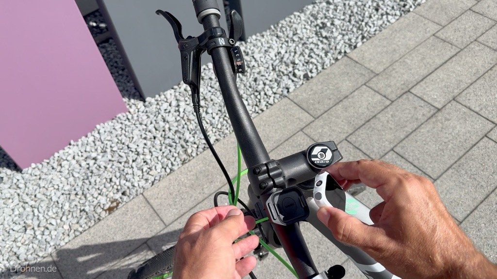 Halterung der Antigravity Watch Remote wird am Lenker montiert