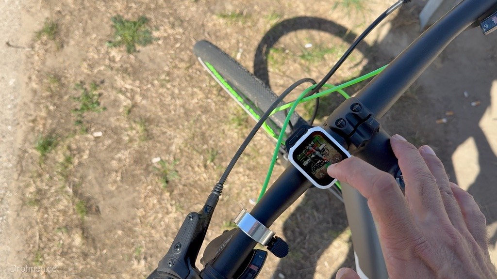 Antigravity Watch Remote am Mountainbike-Lenker von oben