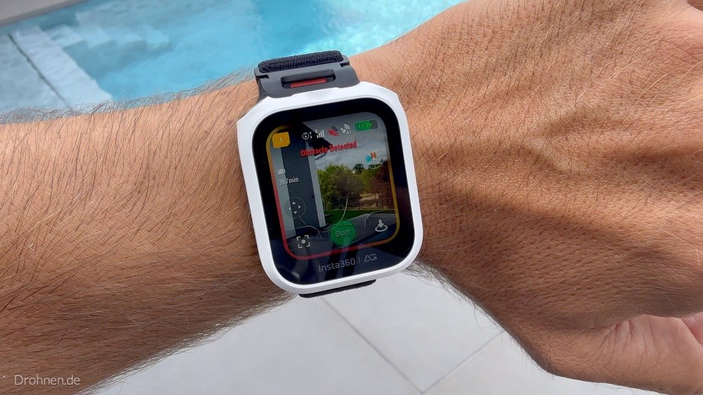 Antigravity Watch Remote am Handgelenk zeigt das Live-Bild der A1 Drohne