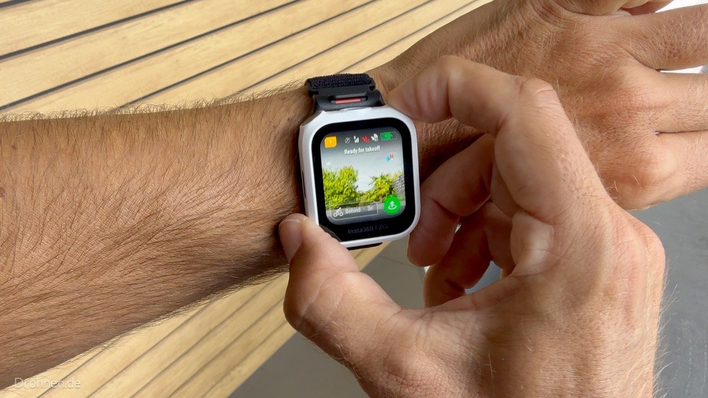 Finger tippt auf den Touchscreen der Antigravity Watch Remote