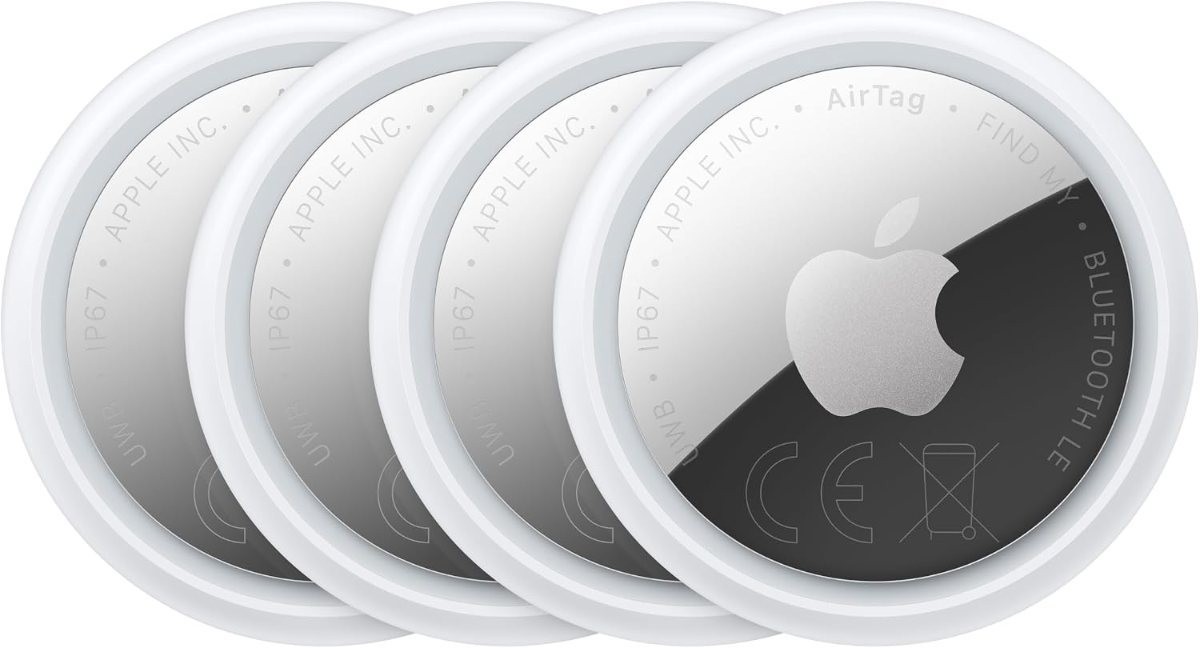 Vier Apple AirTag der zweiten Generation in Silber und Weiß nebeneinander
