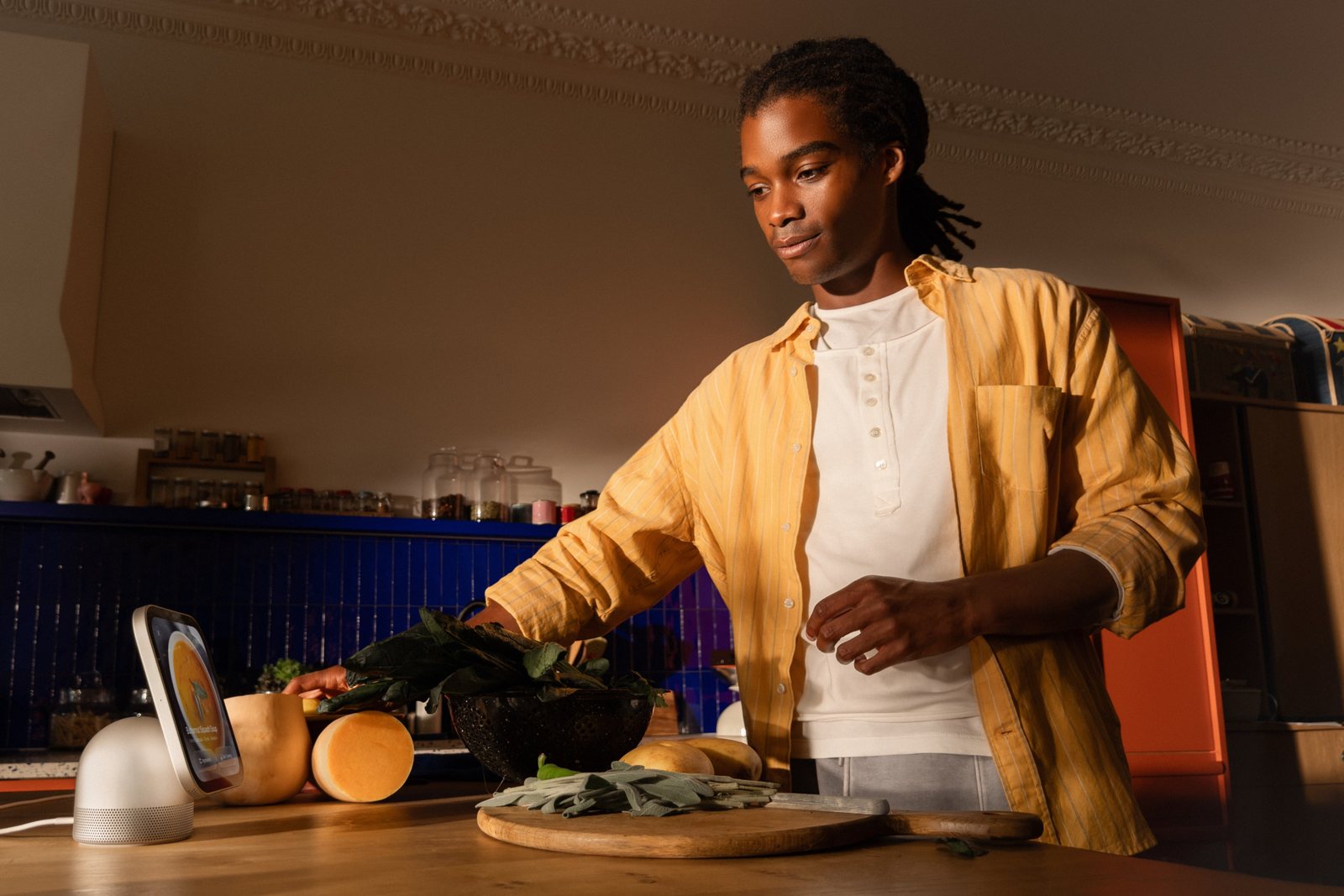 Eine Person beim Kochen in der Küche blickt auf das Apple HomeView