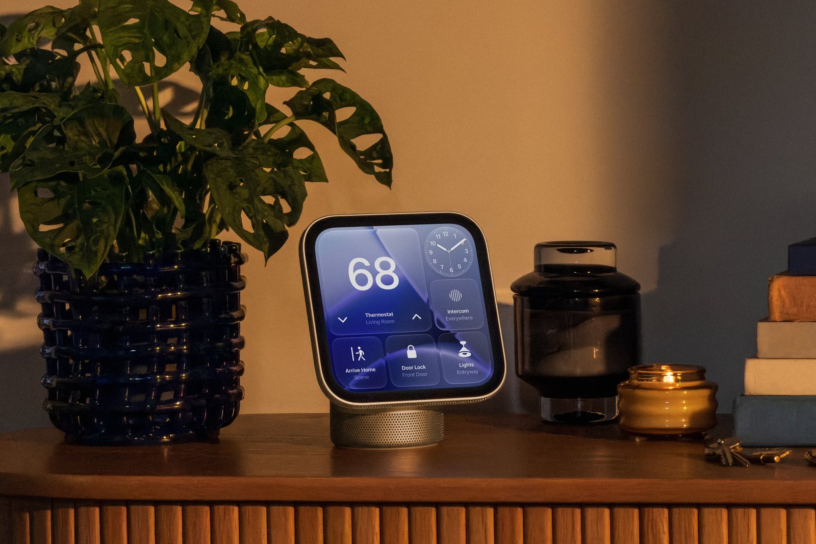 Apple HomeView mit Smart-Home-Anzeige auf einem Möbel im Wohnzimmer