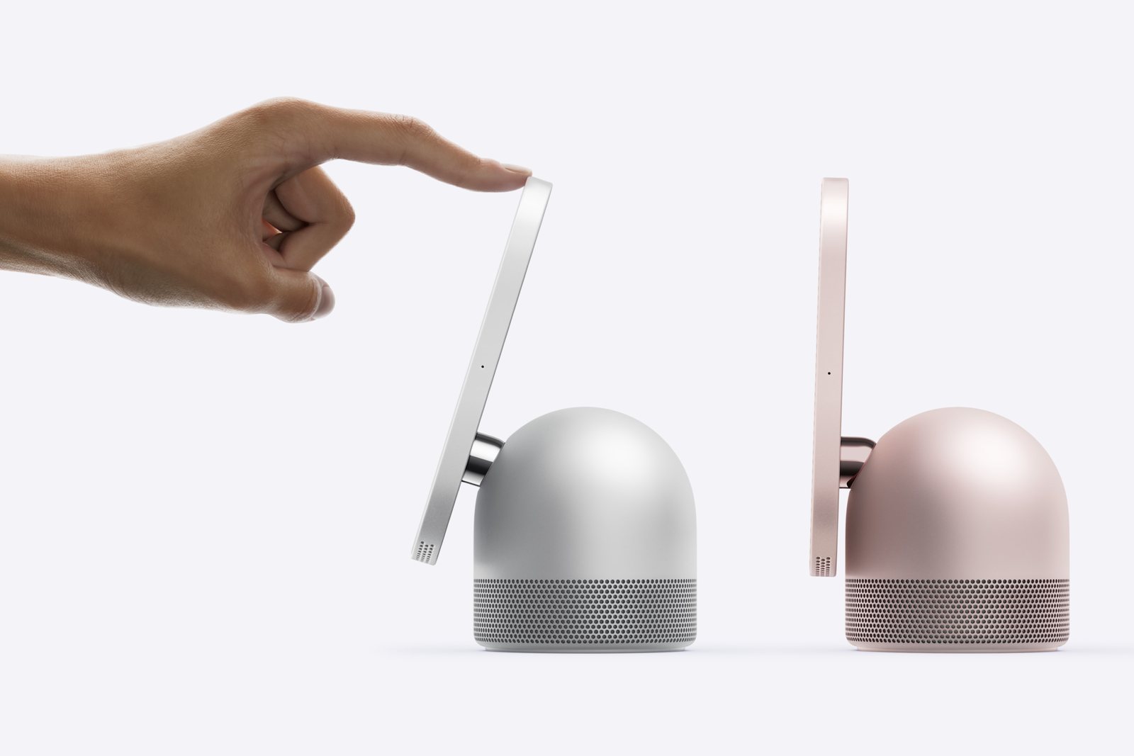 Eine Hand neigt das Display des Apple HomeView über das Scharnier