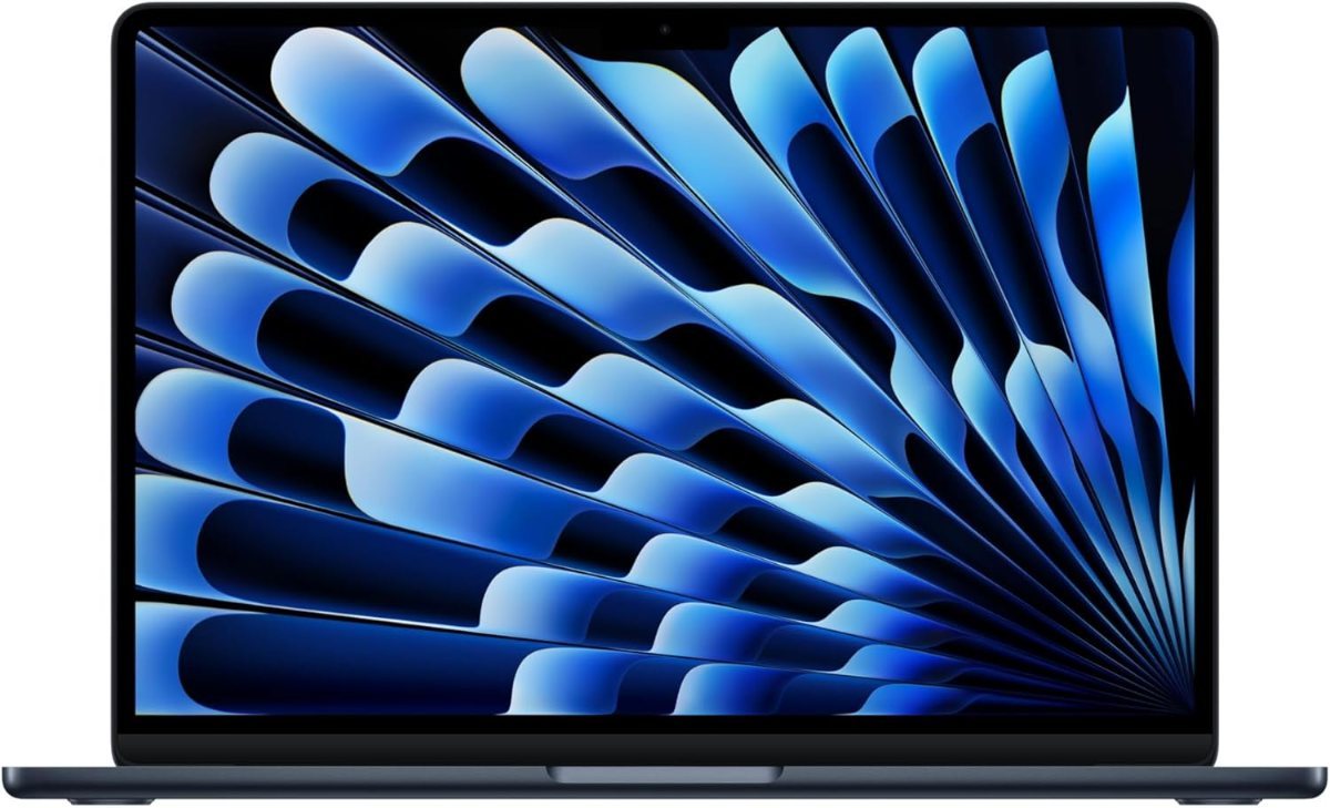Apple MacBook Air 13 Zoll mit M5 in Mitternacht, aufgeklappt mit blauem Hintergrundbild