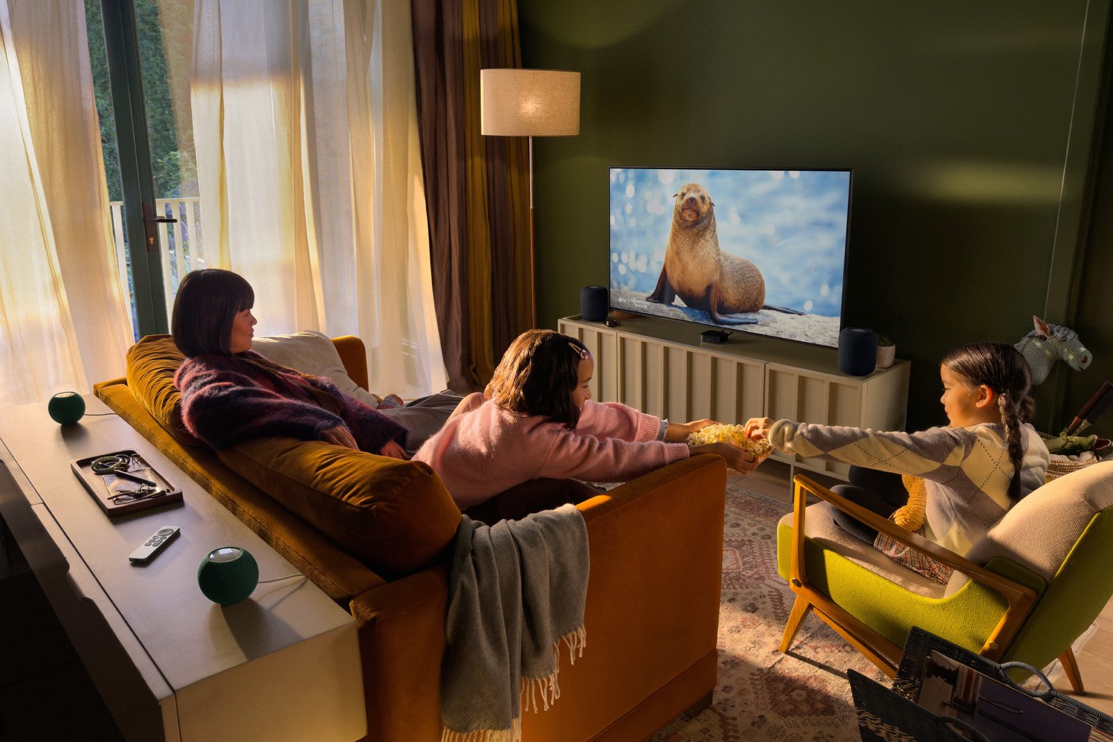 Wohnzimmer mit Apple TV und HomePod-Lautsprechern bei einem Filmabend