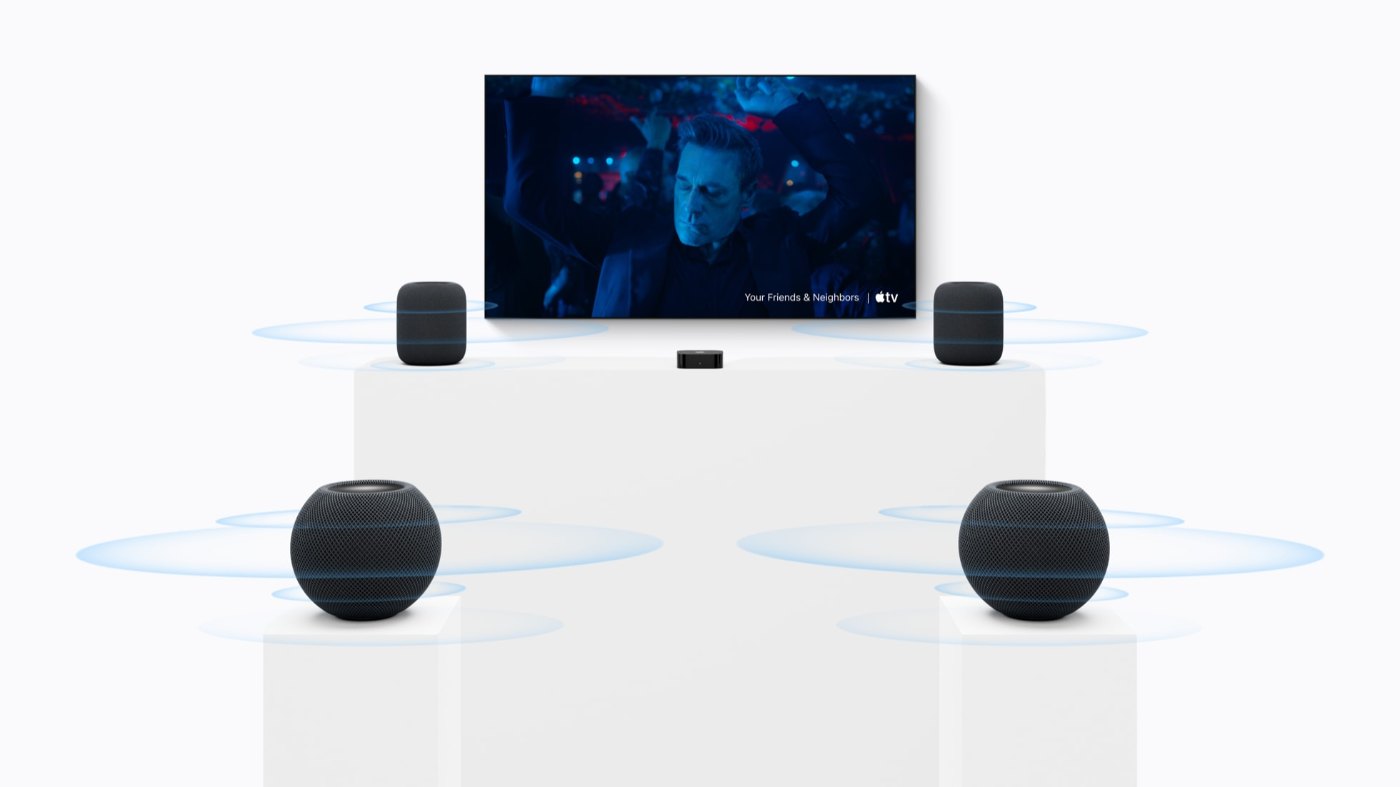 Apple TV 4K im Heimkino-Aufbau mit Fernseher und zwei HomePod mini als Lautsprecher