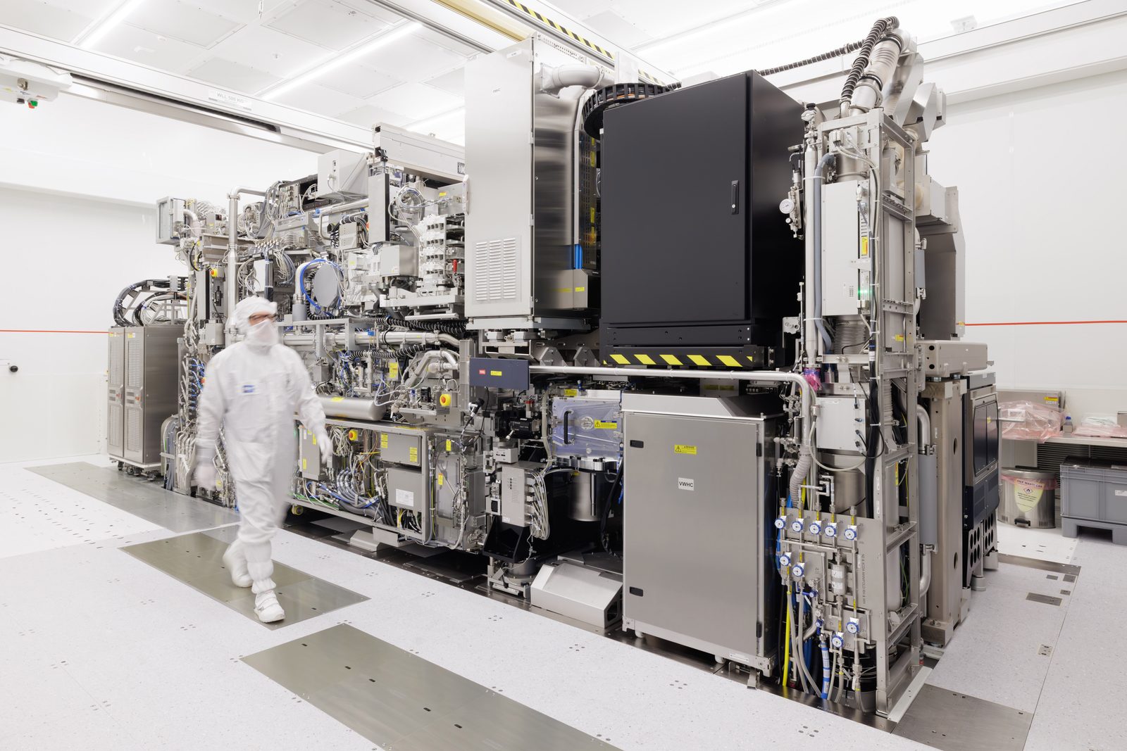 EUV-Lithografiesystem ASML TWINSCAN NXE:3800E in einem Reinraum mit Technikern in Schutzanzügen