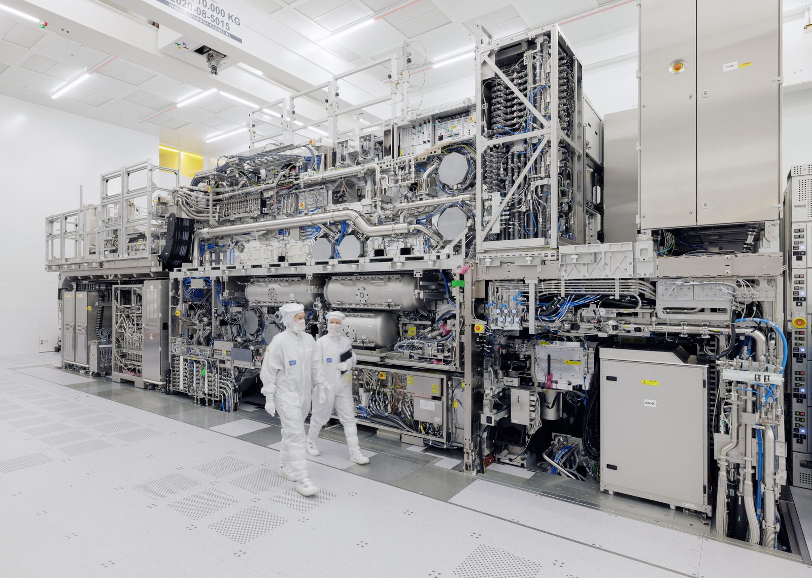 Großes High-NA-EUV-Lithografiesystem von ASML im Reinraum in schräger Perspektive