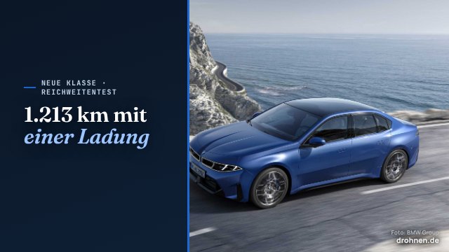 Neuer BMW i3 in Blau auf einer Küstenstraße am Meer mit dem Titel 1.213 km mit einer Ladung