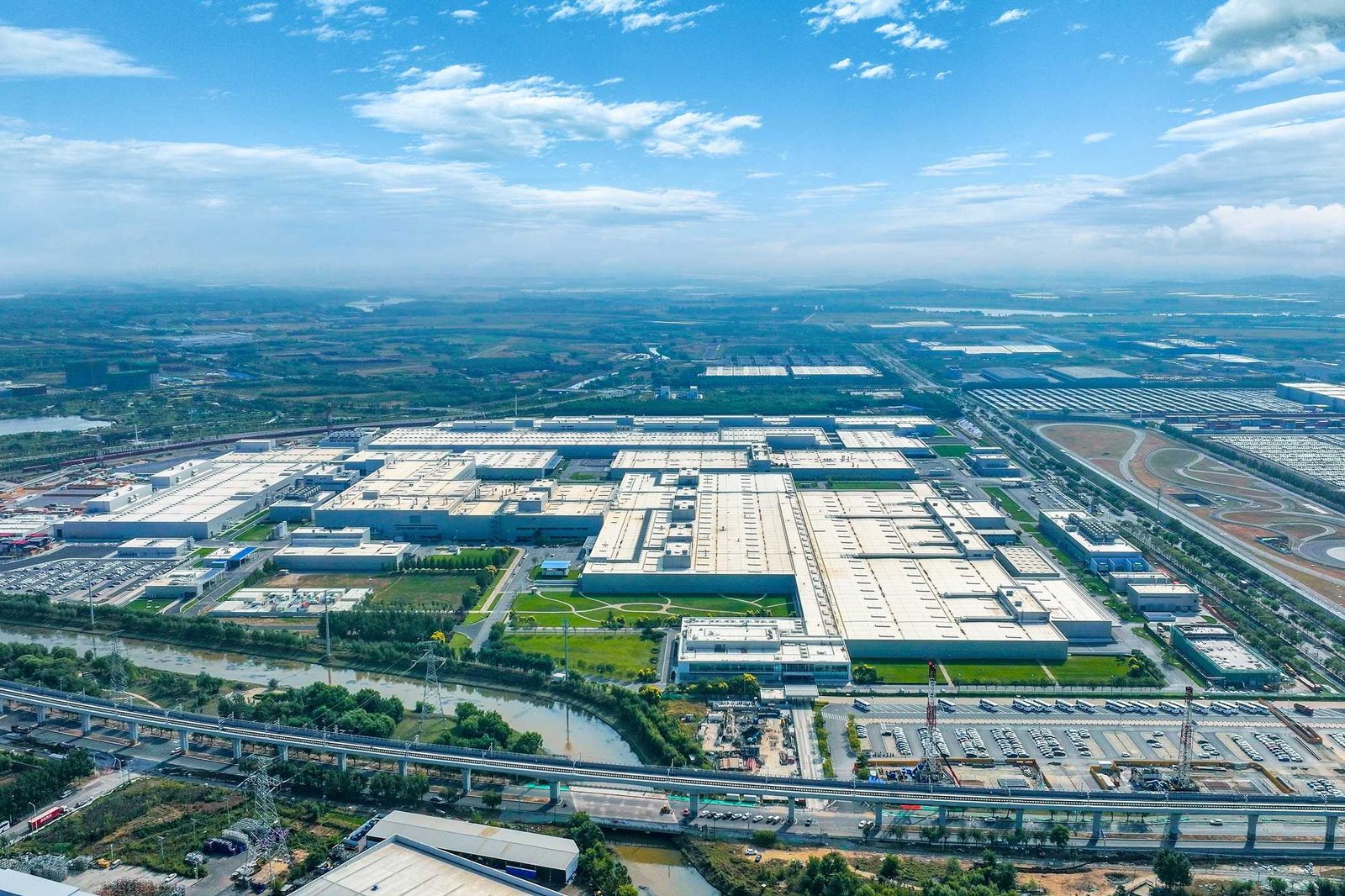 Luftaufnahme des BMW-Werks für Motoren und Hochvoltbatterien in Shenyang mit großen Hallen und Grünflächen