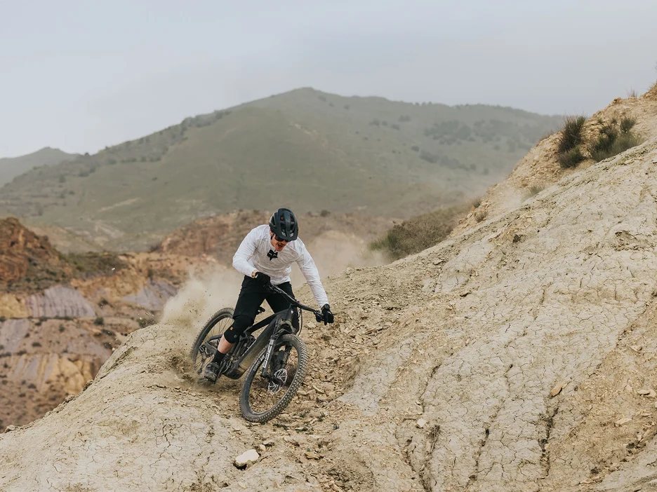 Mountainbiker mit E-Mountainbike auf einem steinigen Trail
