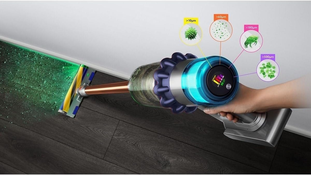 Dyson V15 Detect Akkusauger mit grünem Laser an der Bodendüse auf Holzboden, daneben Staubpartikel-Anzeige