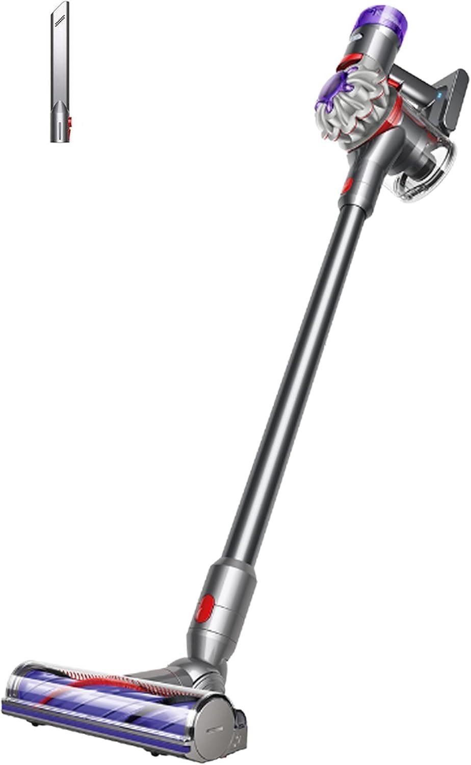 Dyson V8 Origin Akkusauger mit violettem Motor, langem Rohr und Motorbar-Bodendüse vor weißem Hintergrund