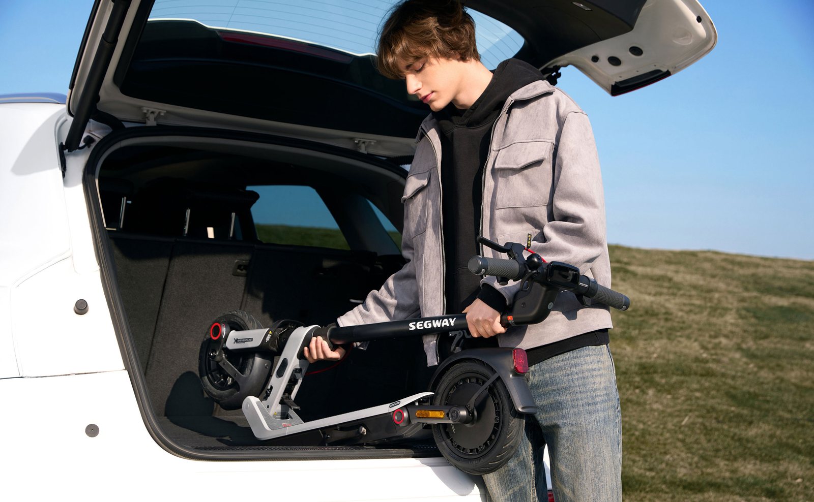 Ein gefalteter Segway-Ninebot E3 Pro D wird in den Kofferraum geladen