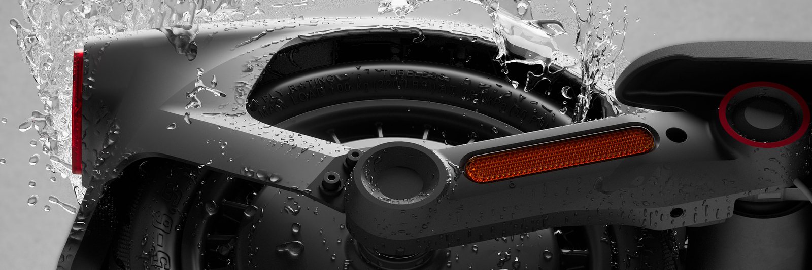 Wasser auf dem Trittbrett eines Segway-Ninebot F3 Pro D. Das Herstellermotiv ist keine Freigabe für Dauerregen
