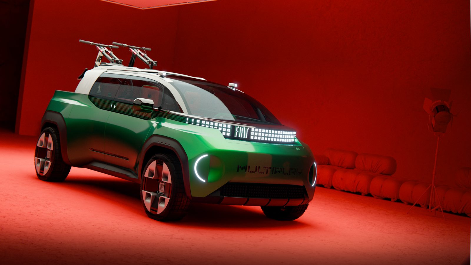 Grüne Fiat Multiplay Konzeptstudie mit Fahrrädern am umklappbaren Heckspoiler vor rotem Hintergrund
