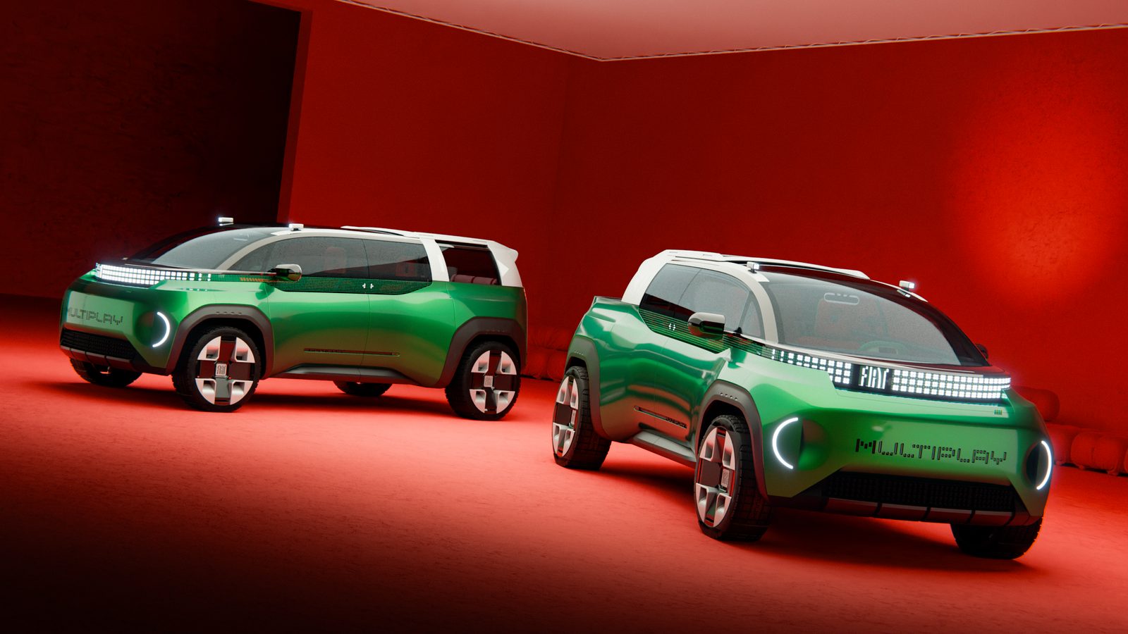 Zwei grüne Fiat Multiplay Konzeptfahrzeuge mit geschlossenem und verschobenem Heckmodul vor rotem Hintergrund