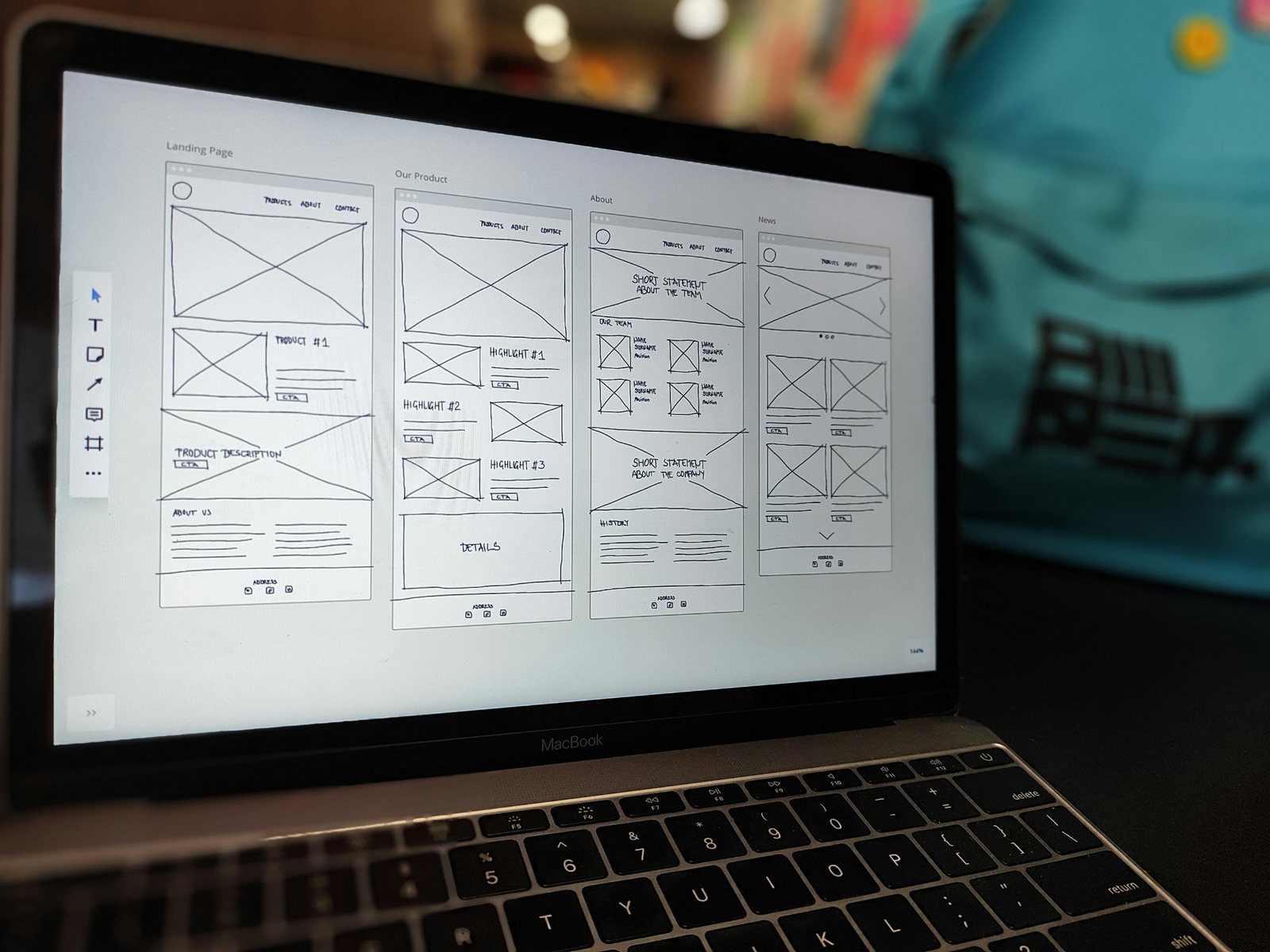 Laptop mit Wireframe-Entwürfen einer Website auf dem Bildschirm