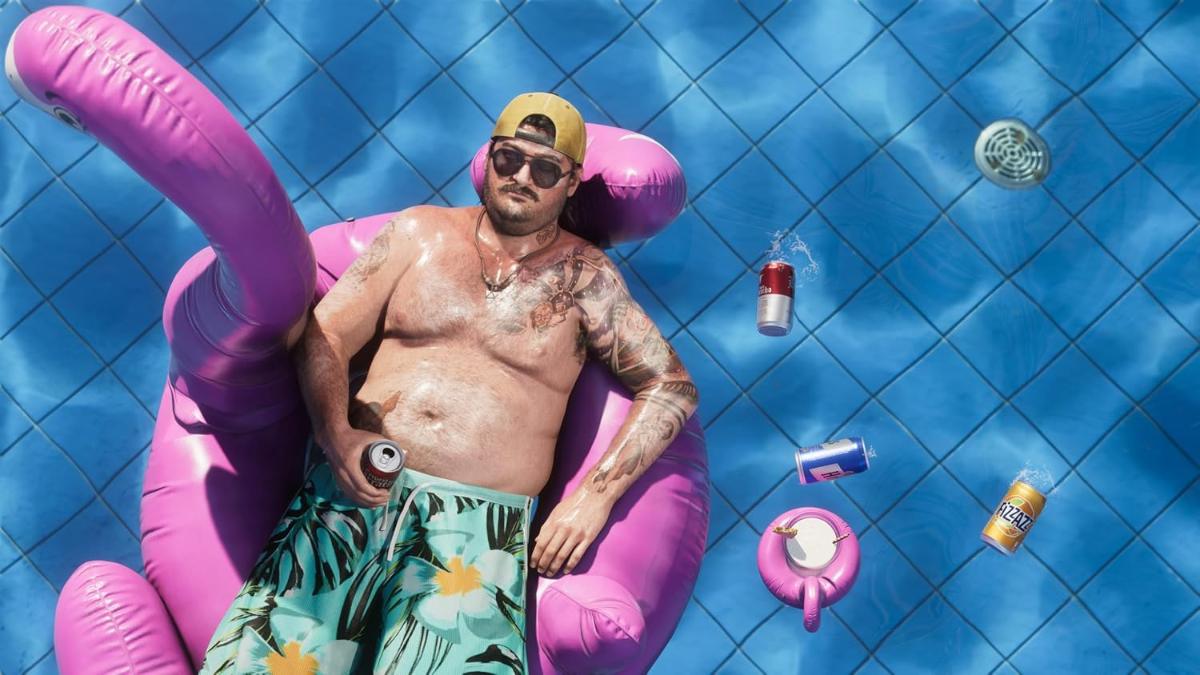 Offizieller GTA-VI-Screenshot: Mann liegt auf einer pinken Luftmatratze in einem Swimmingpool