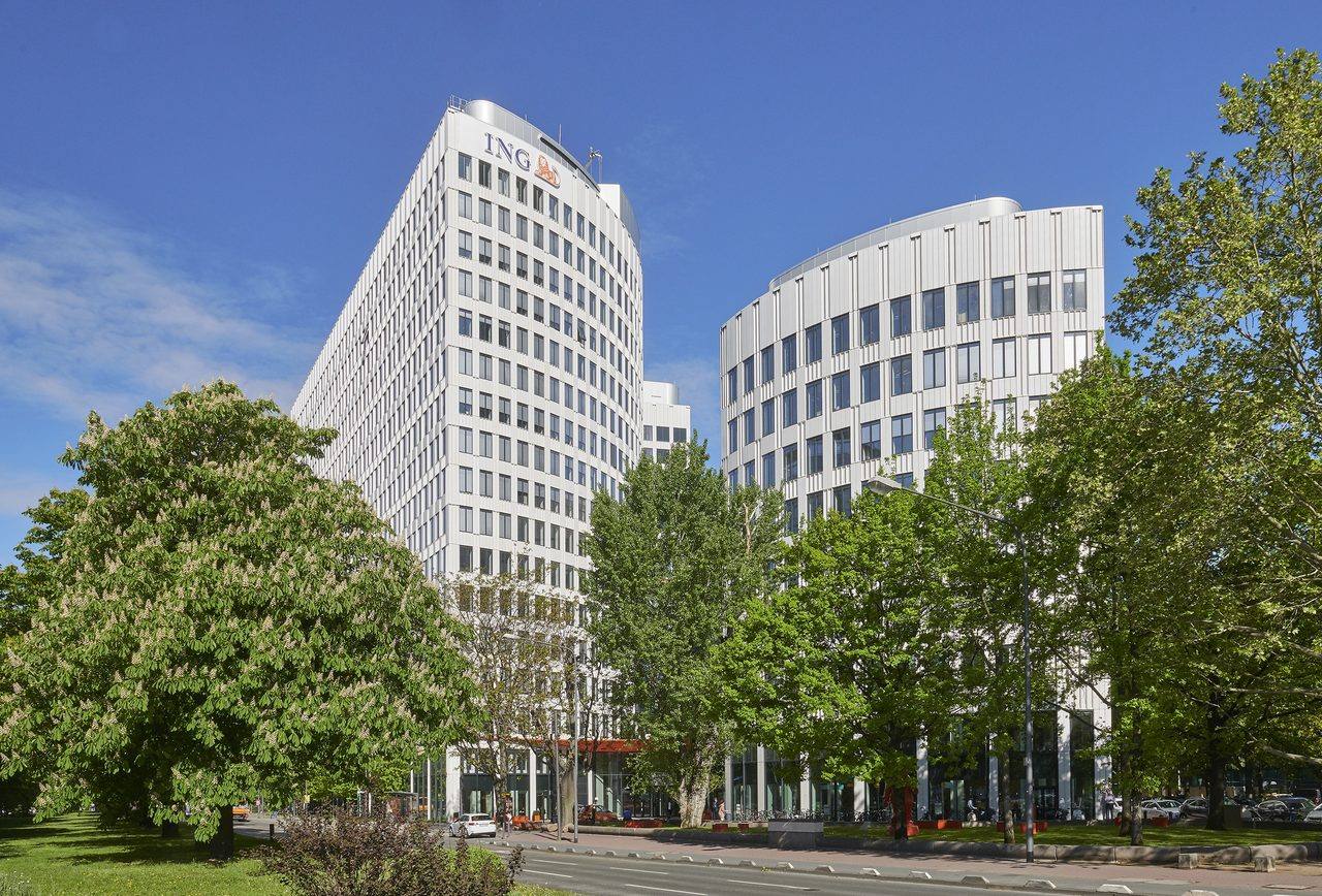 Außenansicht des ING-Gebäudes LEO in Frankfurt mit Bäumen und blauem Himmel
