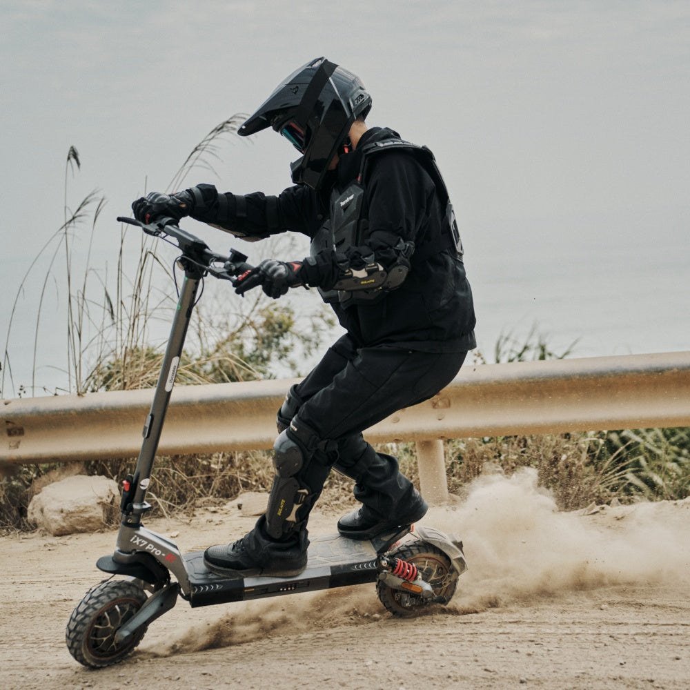 iScooter iX7 Pro – Fahrer in einer staubigen Geländekurve