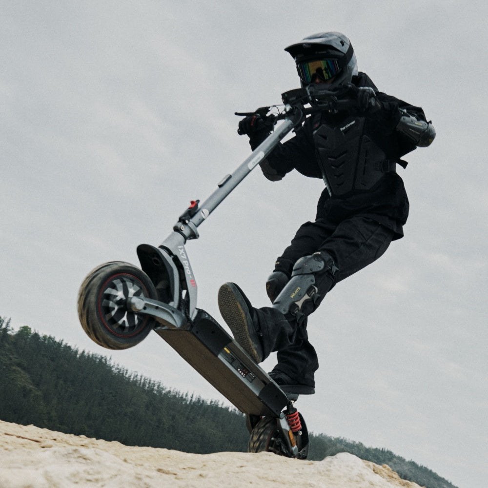 iScooter iX7 Pro – Fahrszene mit angehobenem Vorderrad