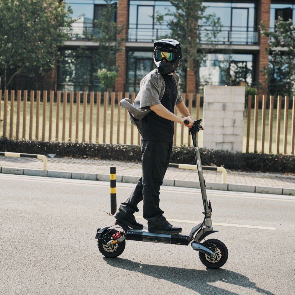 iScooter iX7 Pro – Fahrer auf einer Straße in der Stadt