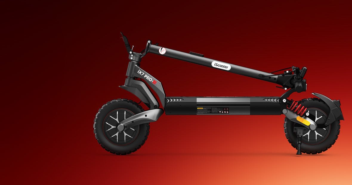 iScooter iX7 Pro – Gefalteter Scooter vor rotem Hintergrund