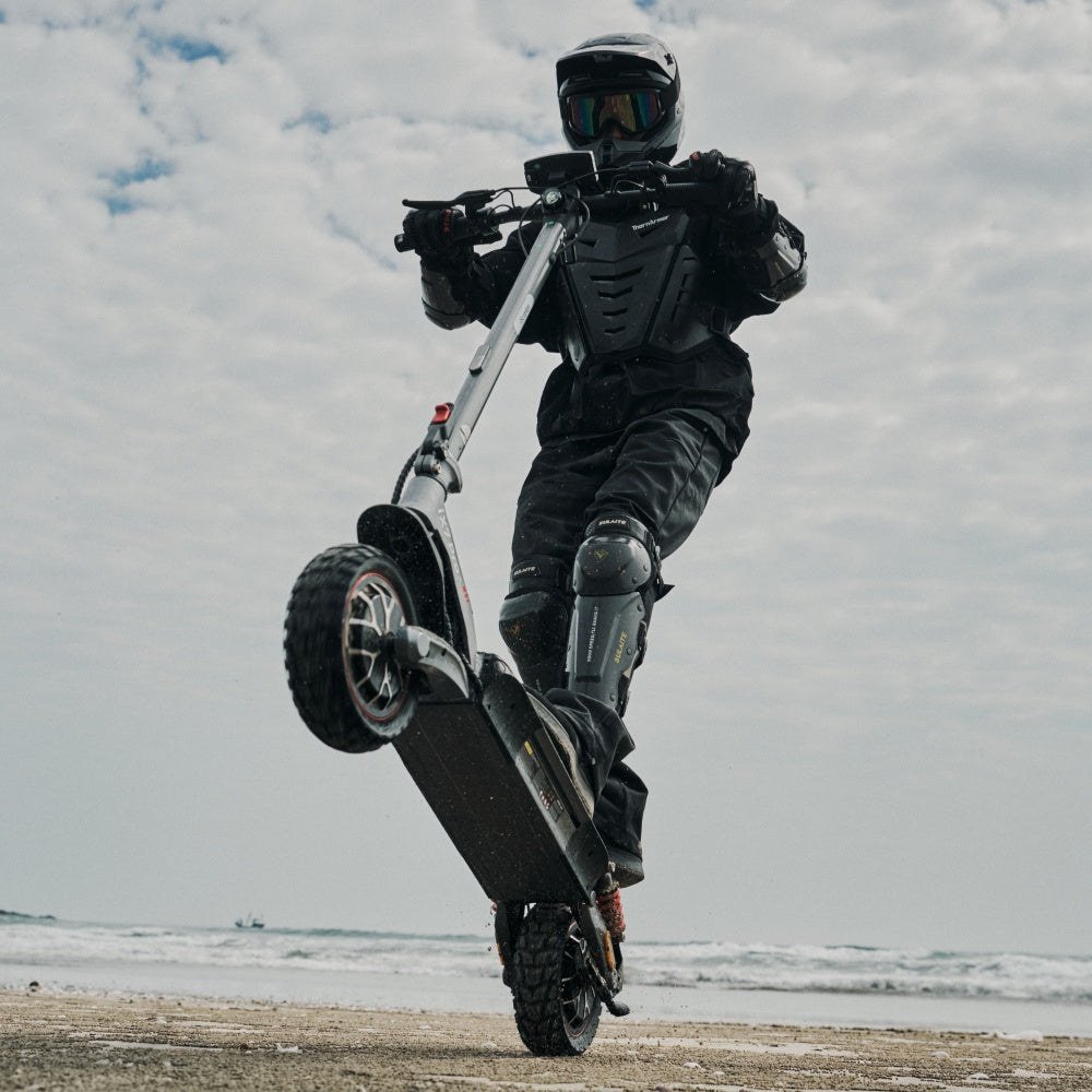 iScooter iX7 Pro – Fahrer mit angehobenem Vorderrad am Strand