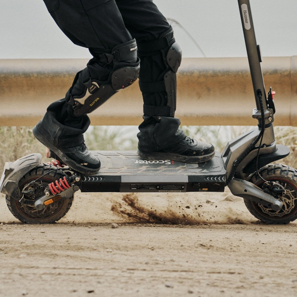 iScooter iX7 Pro – Trittbrett und Fahrerfüße auf losem Untergrund