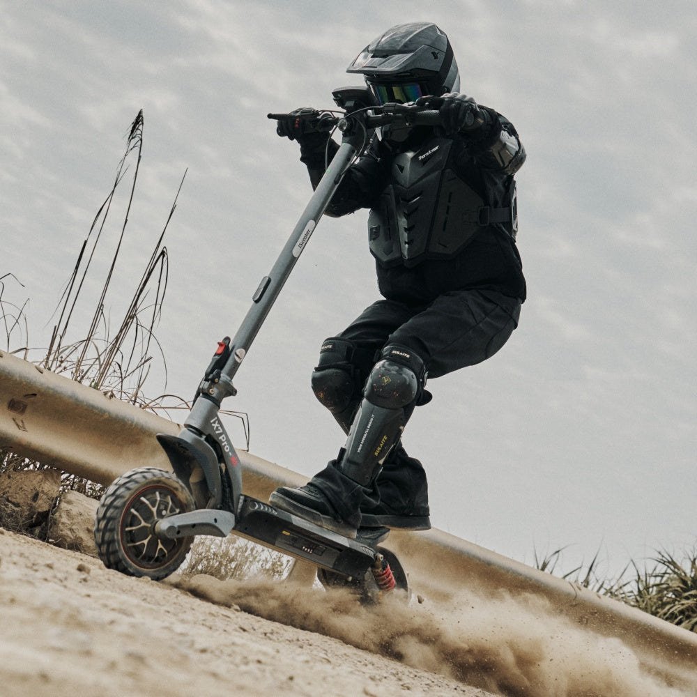 iScooter iX7 Pro – Kurvenfahrt auf sandigem Untergrund