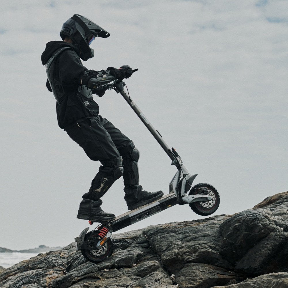 iScooter iX7 Pro – Fahrer auf einem felsigen Küstenweg