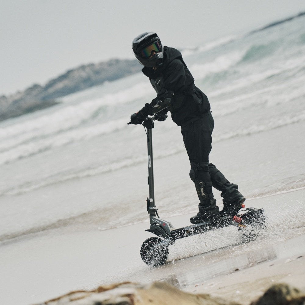 iScooter iX7 Pro – Fahrt durch flaches Wasser am Strand