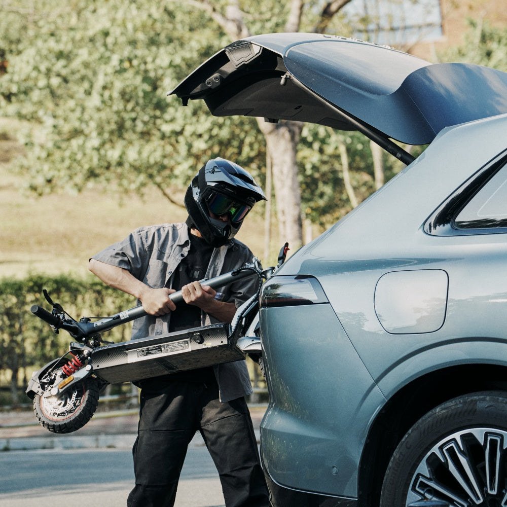 iScooter iX7 Pro – Zusammengeklappter Scooter am geöffneten Kofferraum