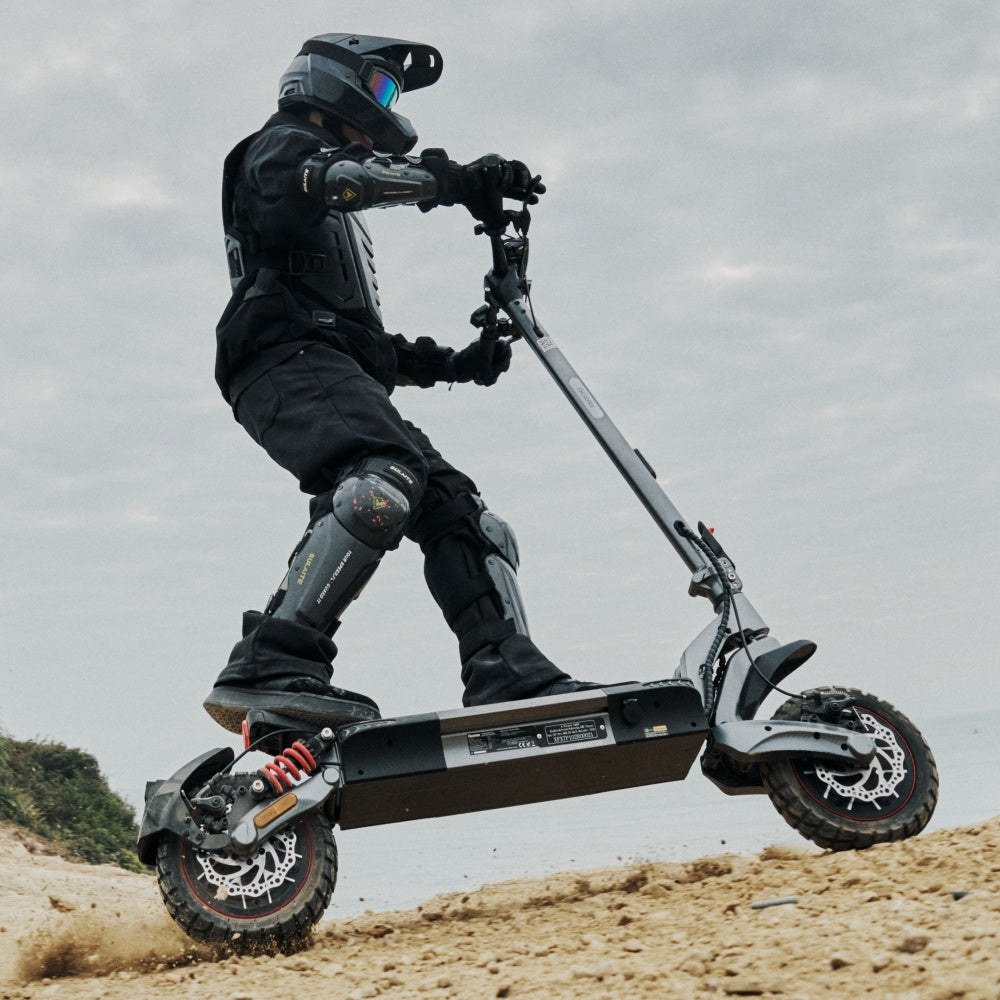 iScooter iX7 Pro – Fahrer im Gelände bei bedecktem Himmel