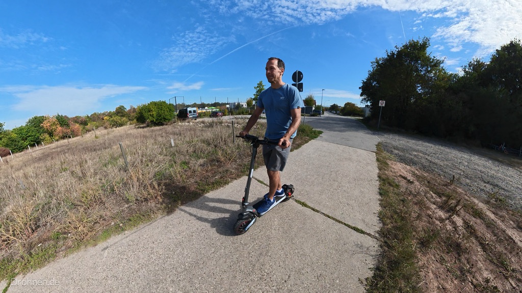 iScooter iX7 Pro im Test: Fahrt auf einem Betonplattenweg am Feldrand