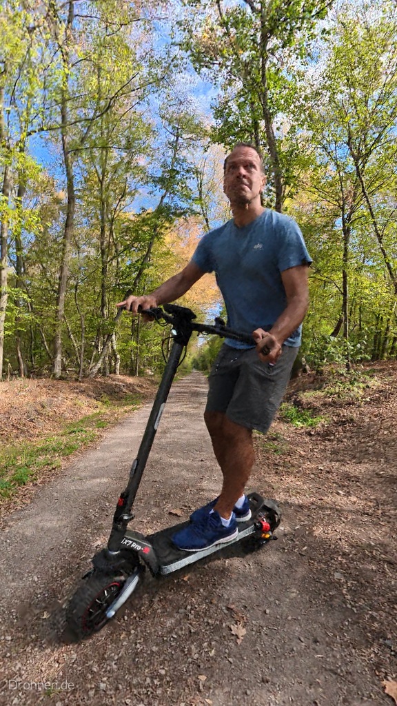 iScooter iX7 Pro auf einem geschotterten Forstweg im Herbstwald
