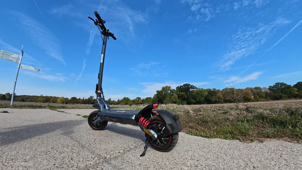 iScooter iX7 Pro auf dem Seitenständer, Heckansicht mit roten Federn und Rücklicht