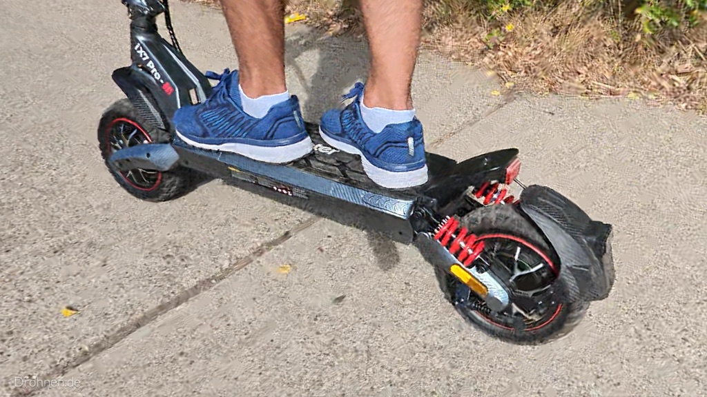 Heck des iScooter iX7 Pro im Detail: rote Doppelfeder, Rücklicht und Kotflügel