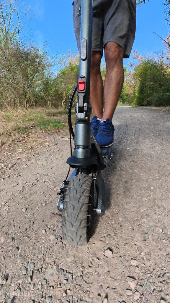 Frontale Nahaufnahme: Offroad-Profil am Vorderreifen des iScooter iX7 Pro