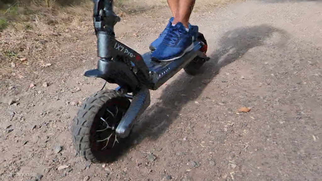 Nahaufnahme von Vorderrad und einseitiger Schwinge des iScooter iX7 Pro