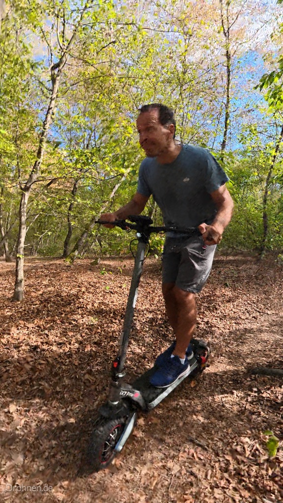 iScooter iX7 Pro bei der Fahrt über dichten Laubboden im Wald