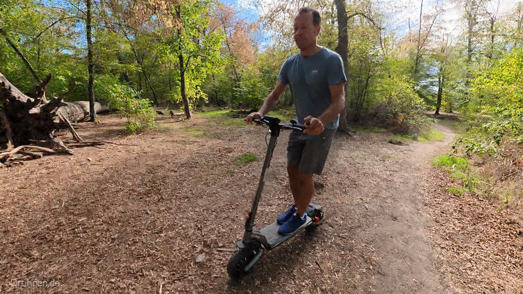 iScooter iX7 Pro bei der Fahrt über eine laubbedeckte Waldlichtung